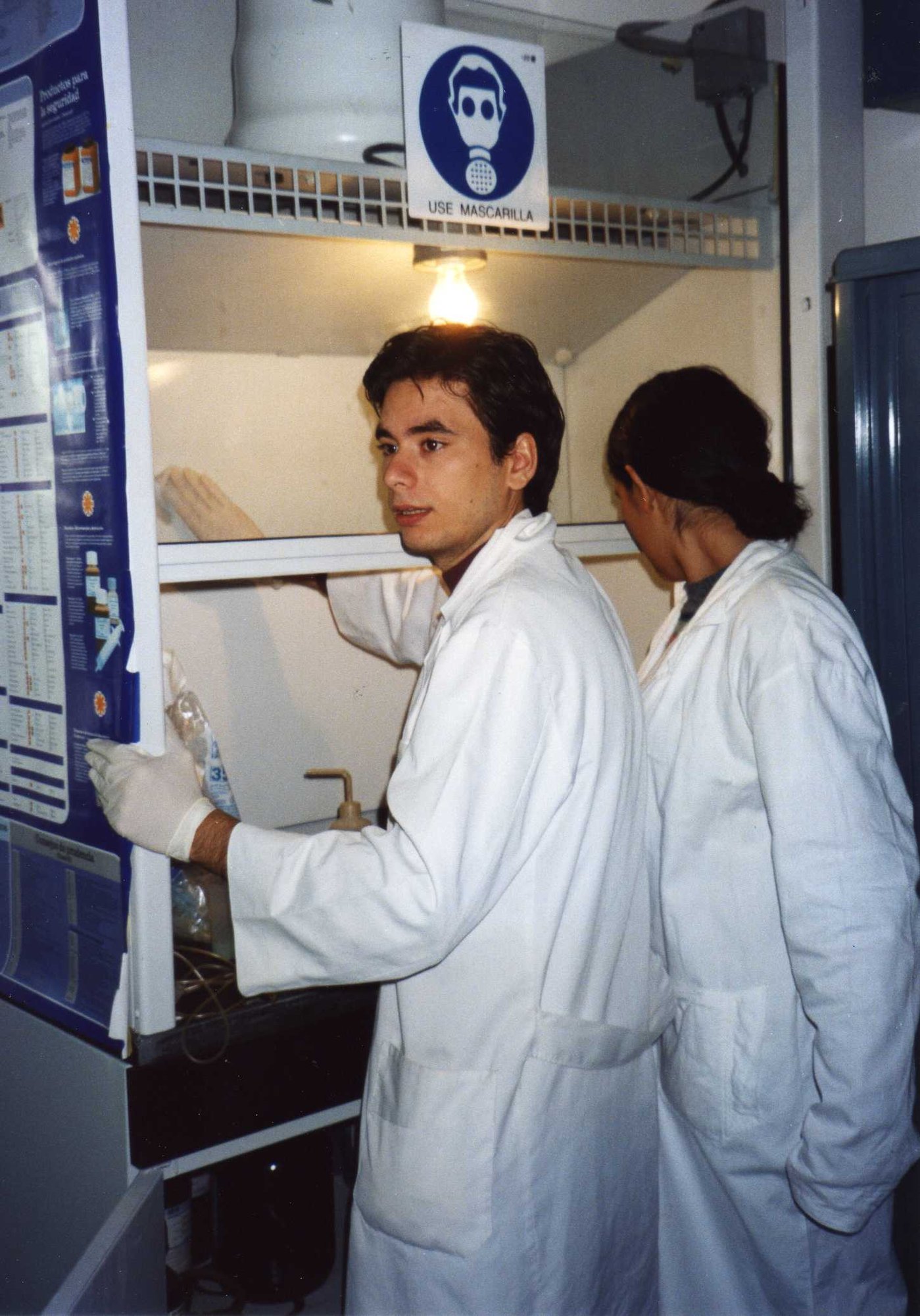 Salvador Mellado en bata blanca en un laboratorio de Colombia